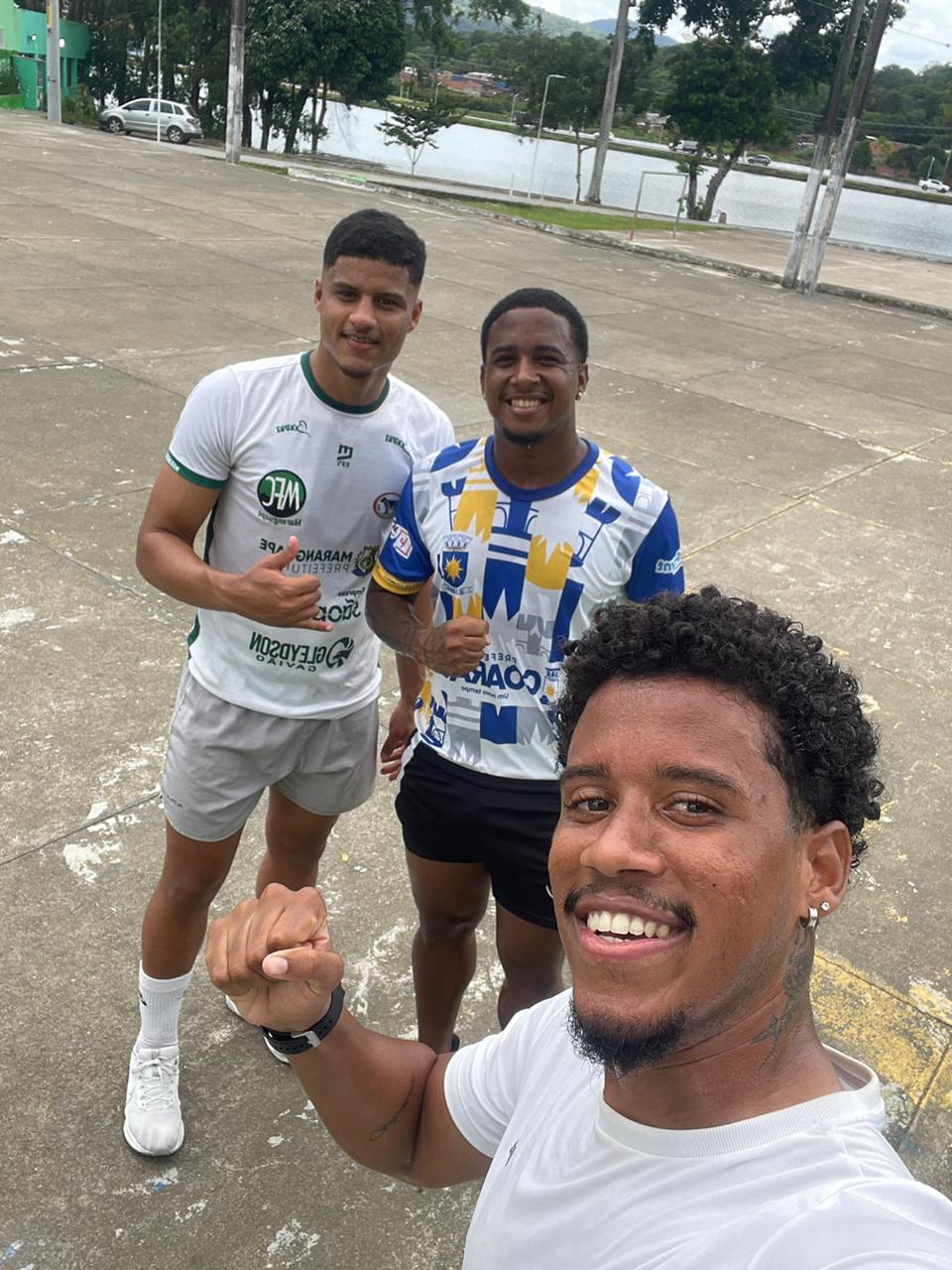 Felipe com aluno — treino FF Performance